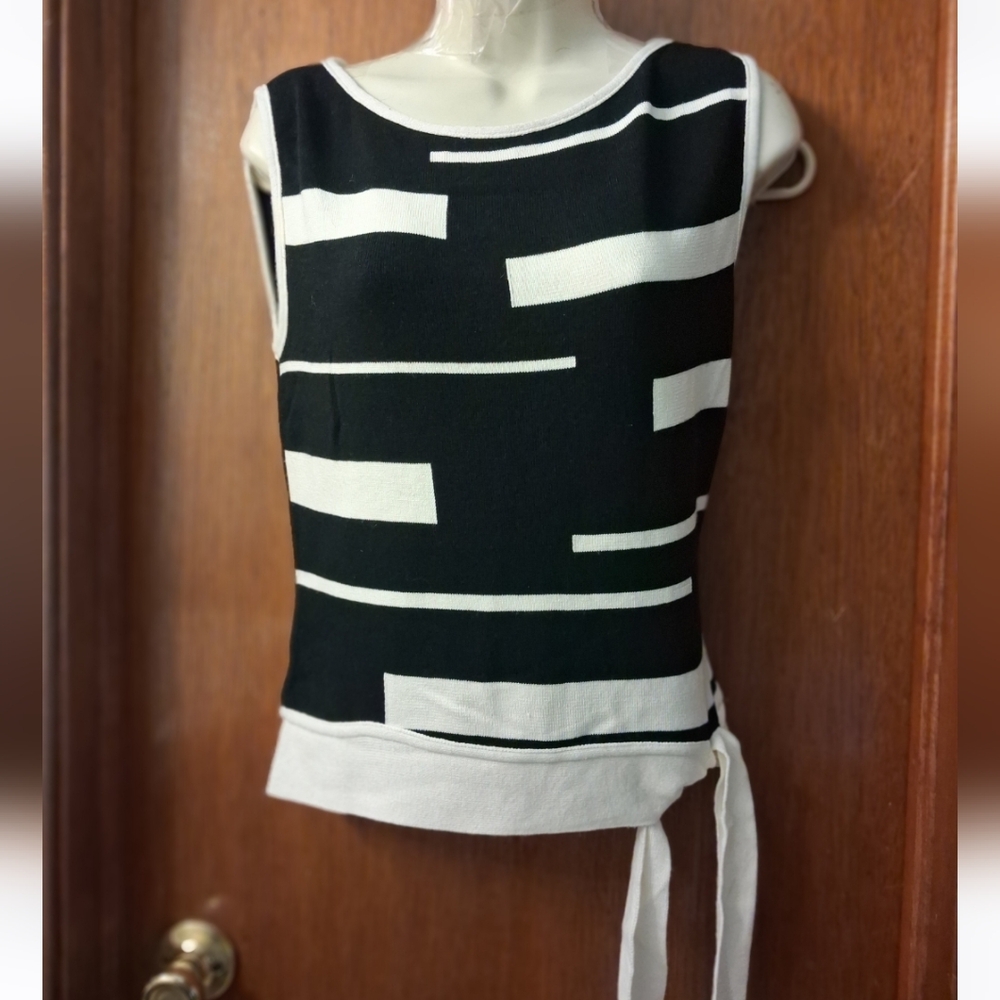 Knit Avenue Sleeveless Geometric Black and White Print Blouse in Small Size
